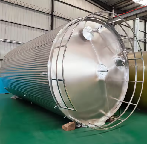 En el caso de las instalaciones de almacenamiento de GNL de 10 toneladas, el depósito será horizontal 10000-100000L de alta presión.