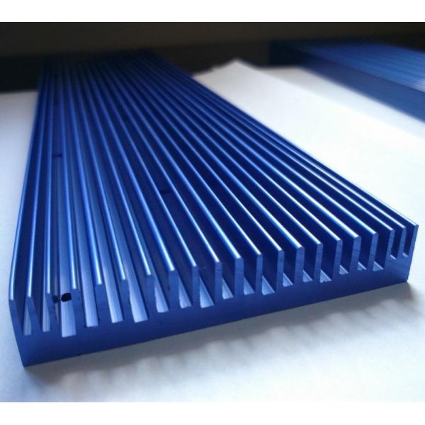 Perfiles de aluminio anodizados negro trabajados a máquina CNC del disipador de calor para la luz del LED