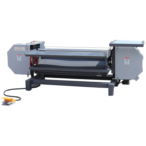 Sierra de cinta Dismantler, viejo reciclaje de madera de la plataforma usado desmontando la máquina