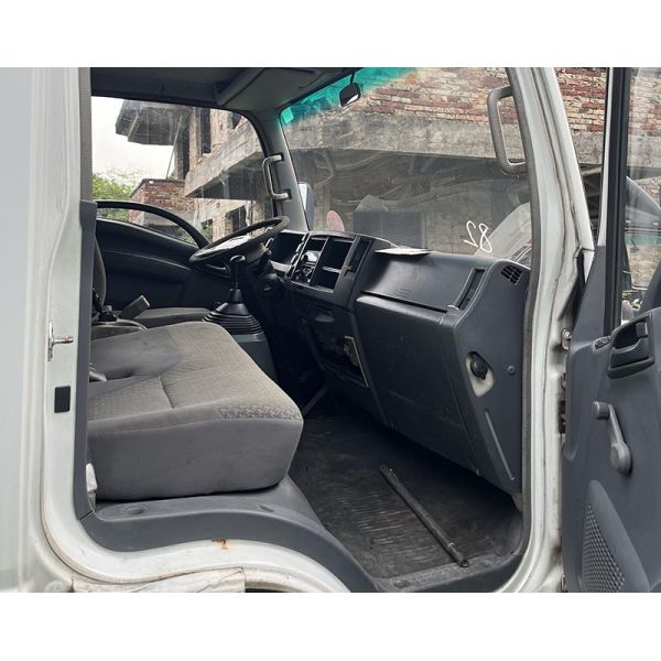 Camião usado Isuzu ELF 600p Camião de carga 4KH1 Motor diesel E carroceria branca