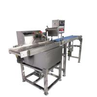 Chocolat automatique gâchant la machine avec enrober la table