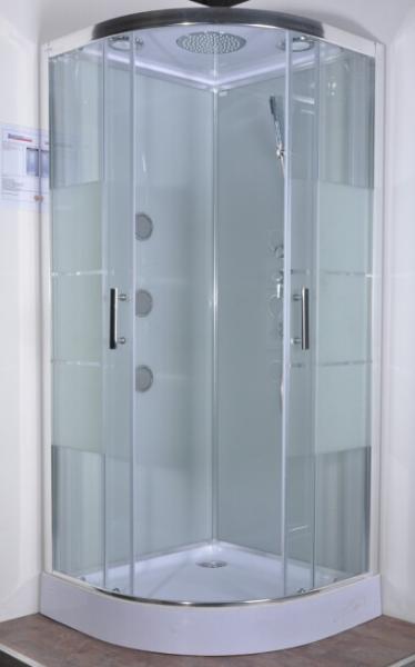 Compartimentos transparentes do chuveiro do banheiro do quadrante com os jatos grandes da massagem