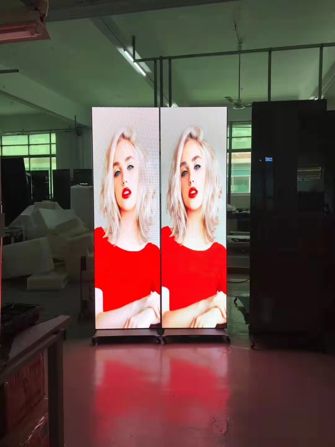 PH2.5 640*1920 Outdoor LED Poster Video Display Mirror Screen 3840hz