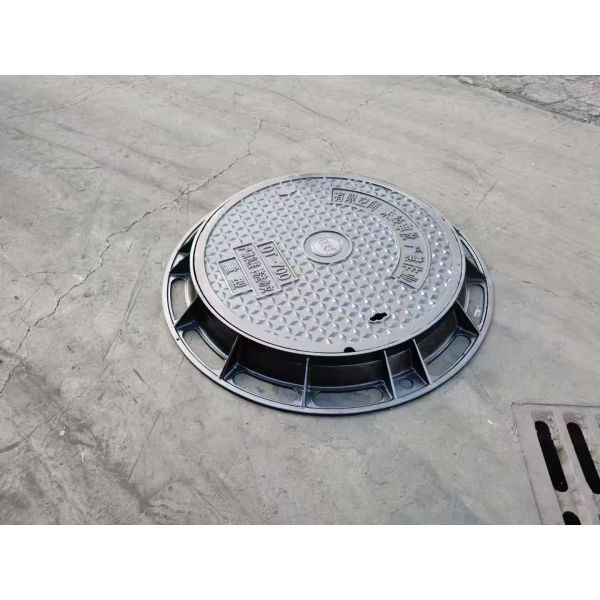 D400 Couvercle de trou d'homme en fonte ductile avec peinture par pulvérisation et oxydation anodique avec serrure pour routes urbaines