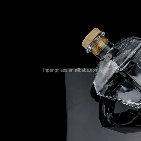 Botella de whisky de vidrio de 700 ml con forma única de diamante y logotipo personalizado