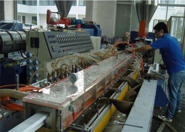 Máquina do perfil de Wpc do painel da porta/linha plásticas de madeira da extrusão fácil à operação