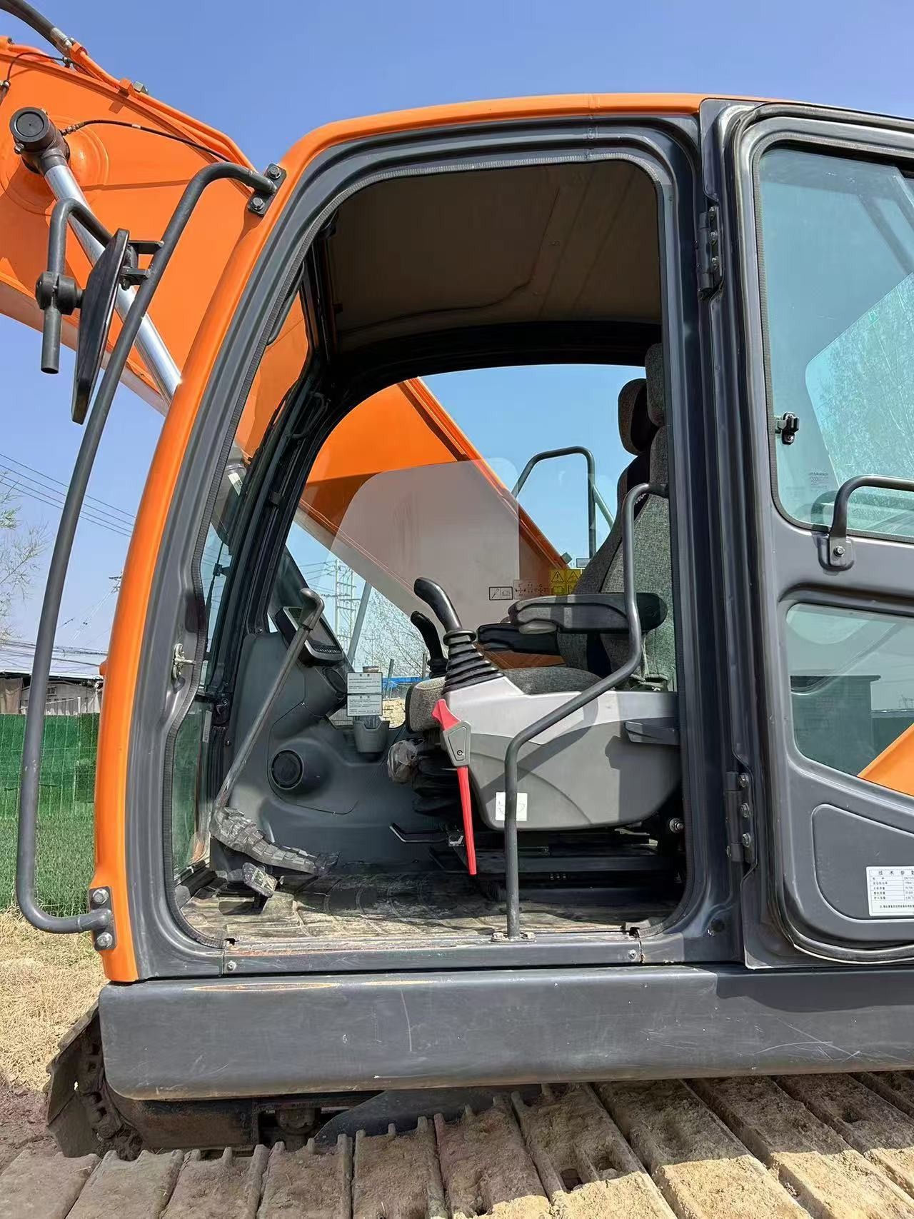 Использованный экскаватор Doosan Dx215 мощностью 110 кВт