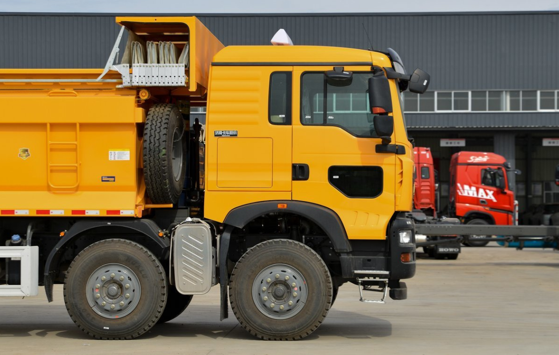 SINOTRUK HOWO TX 440HP 8X4 Camión con remache Construcción urbana Transporte por carretera