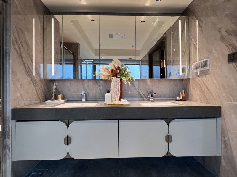 Современный шкаф для ванной