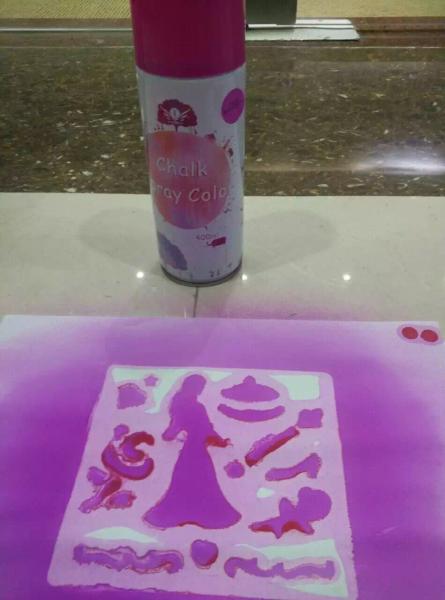 As crianças dos grafittis riscam o pulverizador, água - baseou a pintura à pistola lavável para a parede/vidro