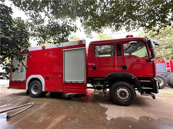 Camion de pompiers à mousse à air comprimé SINOTRUCK 7,6 mètres cubes Hauteur de tir 60 m Vitesse 100 km/h Capacité 2+4 personnes Débit 50 L/s