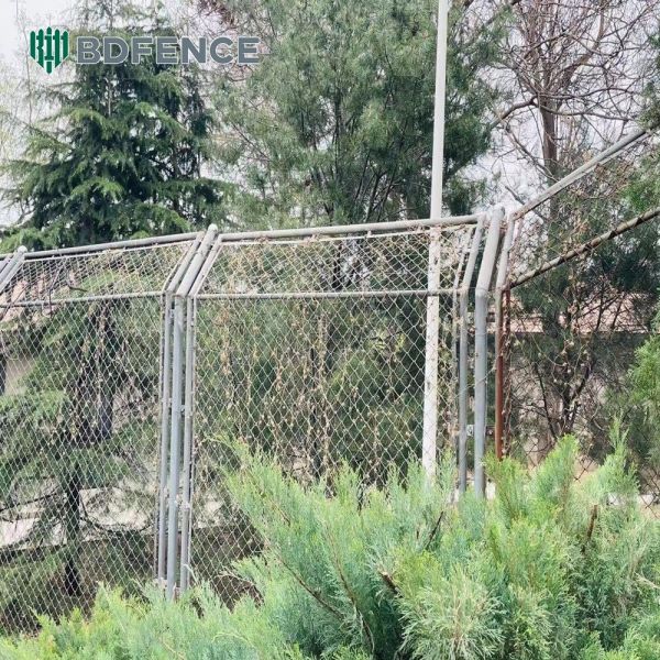 Сушильная площадка. Ветрозащитный забор из сетки-рабицы.