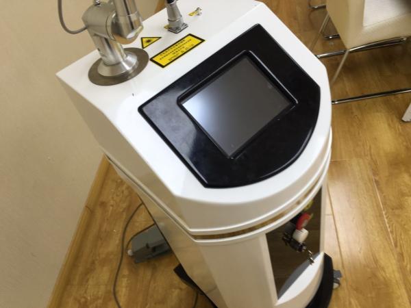 Fractional CO2 Laser Scar Removal Machine 10.6μM With Water Cooling System