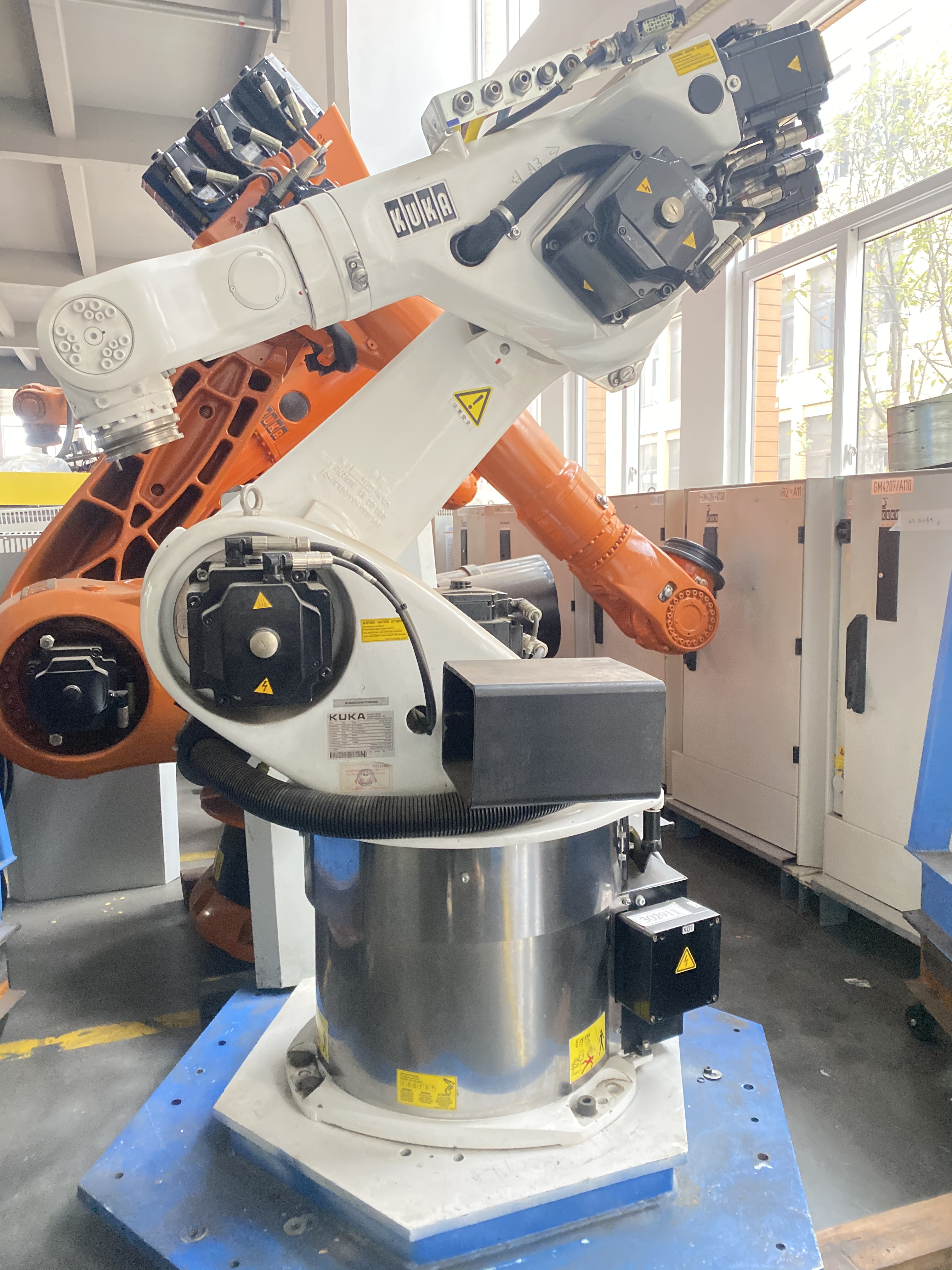 Робот чистой доски KUKA KR60 HA-CR Palletizing