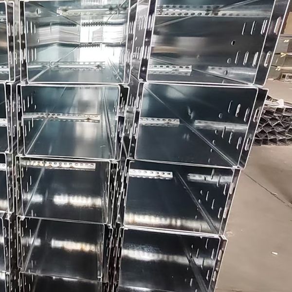 Indoor Outdoor Zinc Coated Hot Dip Cable Tray 2m-6m Length For Hassle Free Cable Management