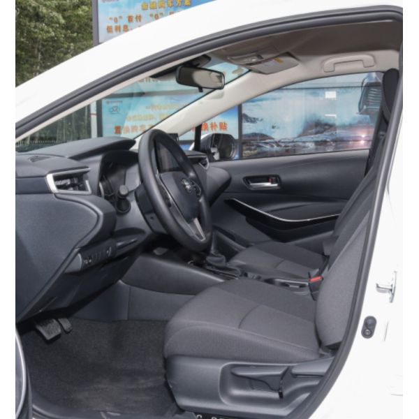 Седан 2022 мест двери 5 варианта 4 спаренного двигателя 1.8L E-CVT Toyota Corolla пионерский