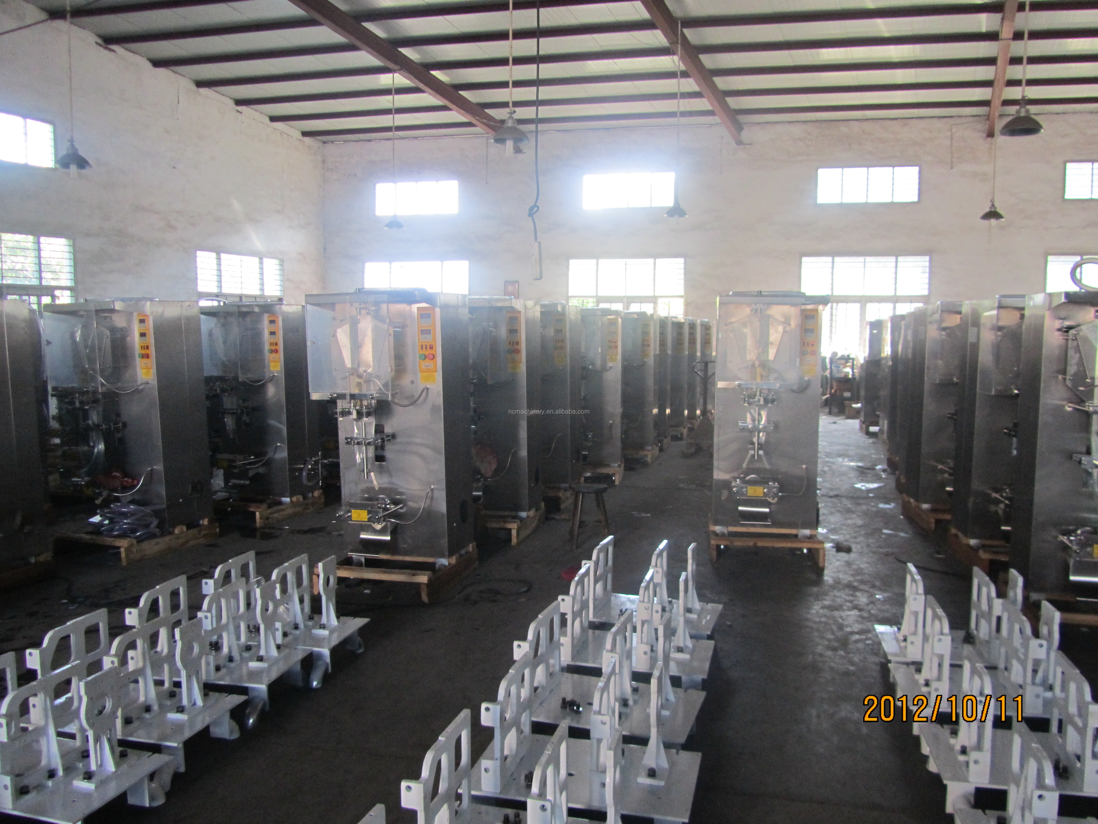 Простая в эксплуатации полная автоматическая 2000 мешков / час мешок для заполнения линии производства воды