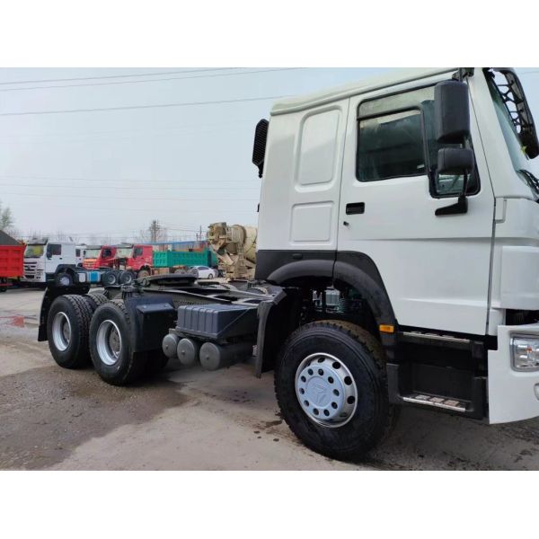 Sinotruck HOWO 6*4 Tractor Truck with 6-8L Engine Capacity and 351-450hp Horsepower