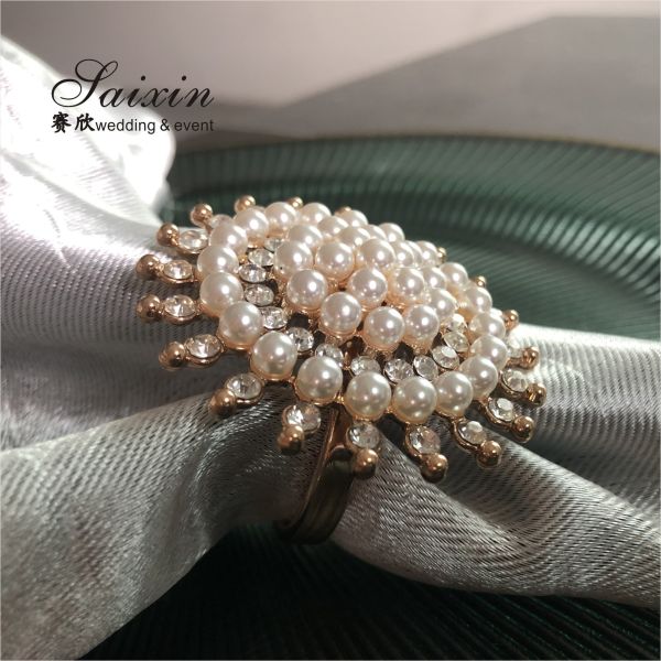 Золотая бриллиантовая салфетка и кольцо на свадебный стол