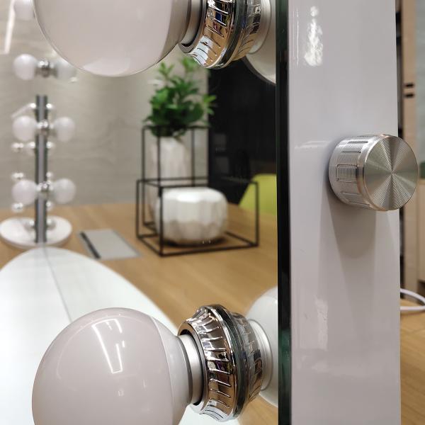 Finition blanche Hollywood miroir atténuée avec des ampoules LED pour la station de beauté