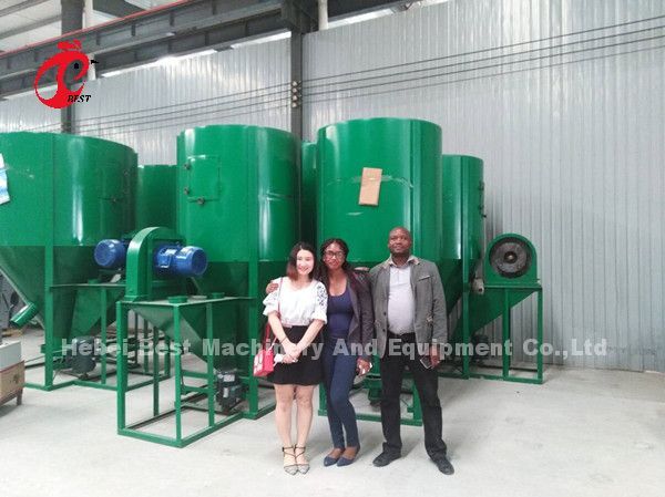 Máquina de mistura e moagem de forragem para a produção de rações para a quinta de frangos Doris