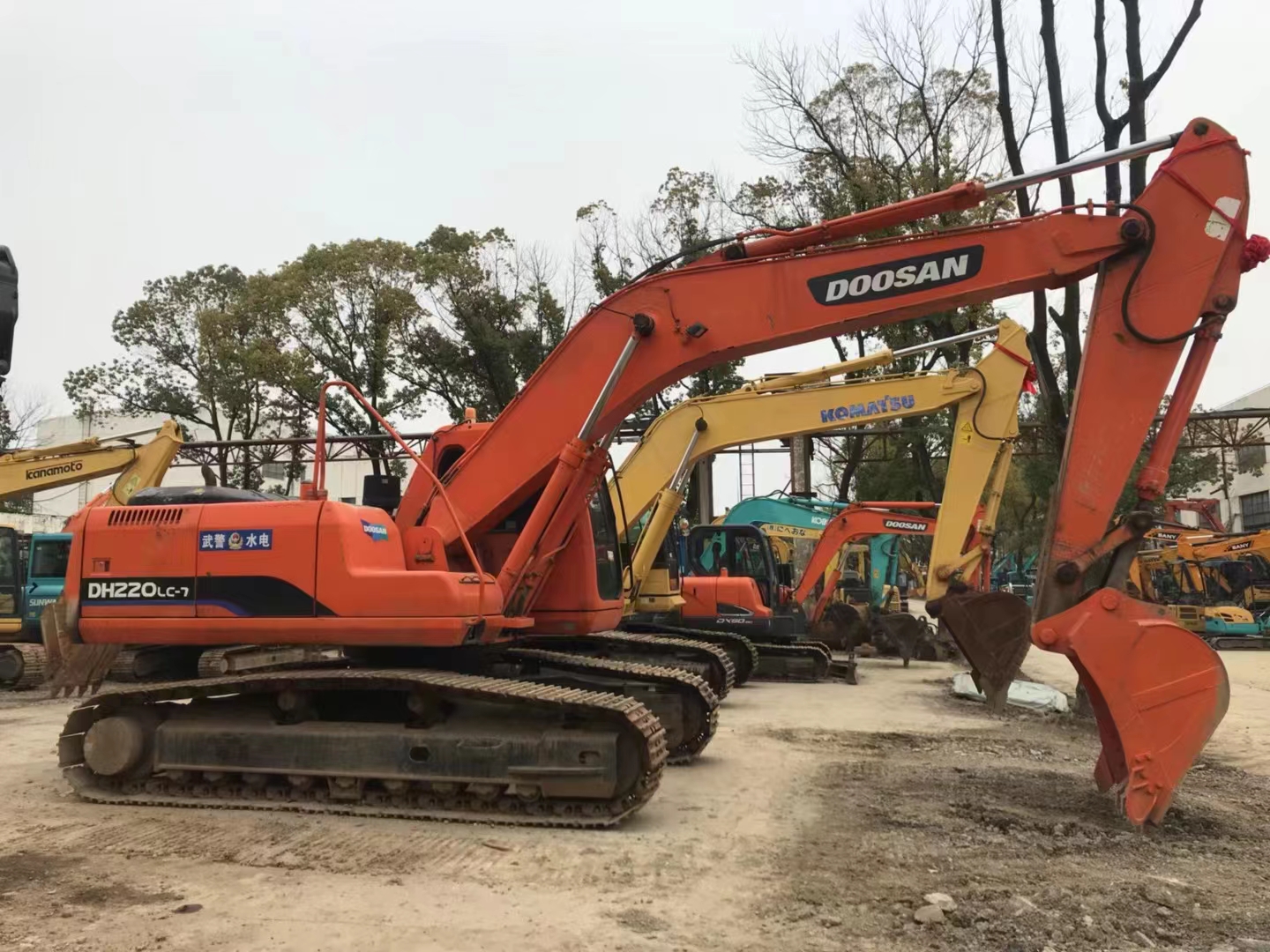 Использованный экскаватор Doosan 220 для дорожного строительства подержанный гидравлический экскаватор
