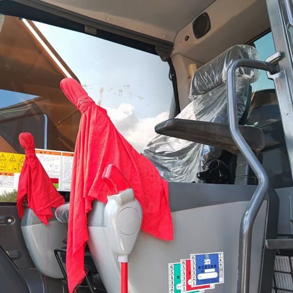 Japanese Imported Original Used Komatsu PC220-8 Excavator 110kw Rated Power 400L Fuel Tank