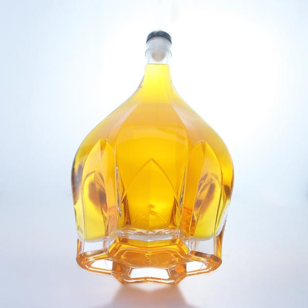 Flint Glass Embossed Design Screw Cap Spirit Bottle for Whisky Vodka Tequila Gin Rum