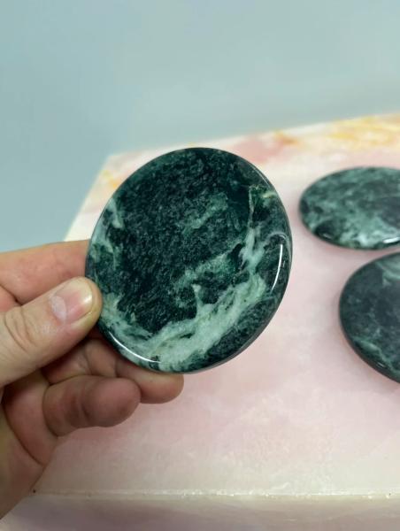Posavasos de mármol verde Pradas Verde, lujo natural para la decoración de la oficina