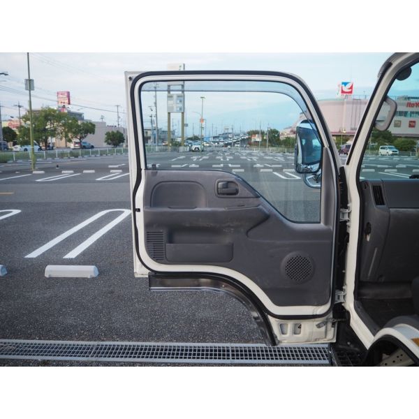 Isuzu Elf Truck 2 Ton Wide Long Low Floor MT Load Size 430/207/38 ETC Aluminum Block Hill Start Assist Leveler Rearview Camera1Spare Tire 2Ton Base 2Ton Car Mission Manual MT Mounting Flat Car 6 Speed