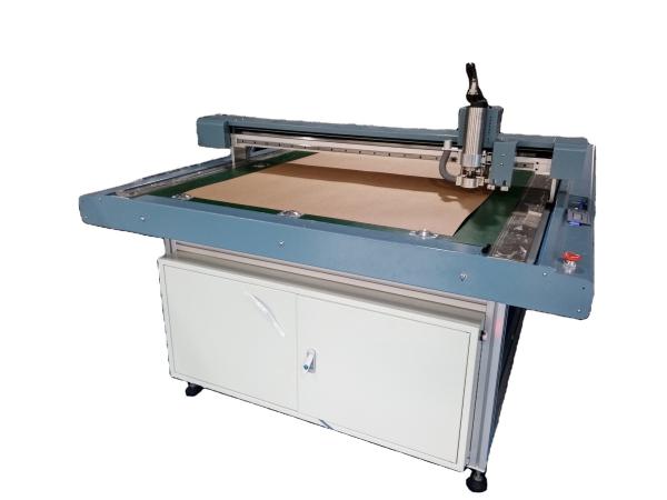 GM1509M5 Machine de découpe de vêtements Carcasse en argent à cadre bleu pour les solutions de décoration automobile