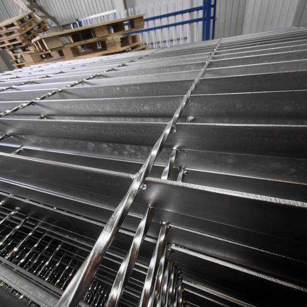 30*30*3mm Decking de piso de aço Máquina de grades metálicas de pressão Soldada