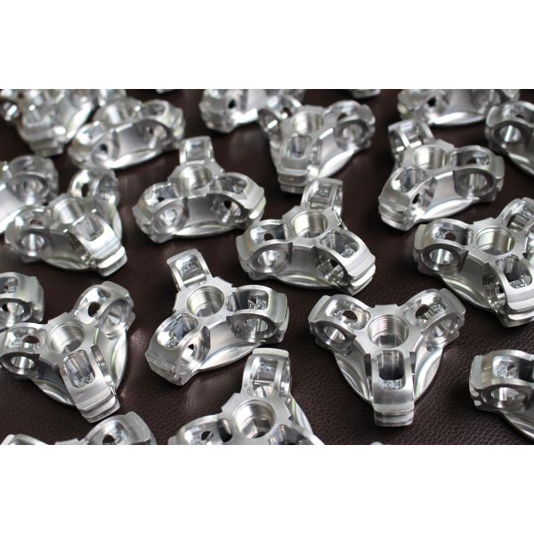 La alta precisión molió las piezas de aluminio del CNC que pulían con chorro de arena final superficial de plata de anodización