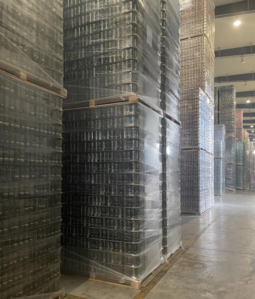 As latas de alumínio de prata e cerveja são modernas e duráveis para as necessidades de embalagem
