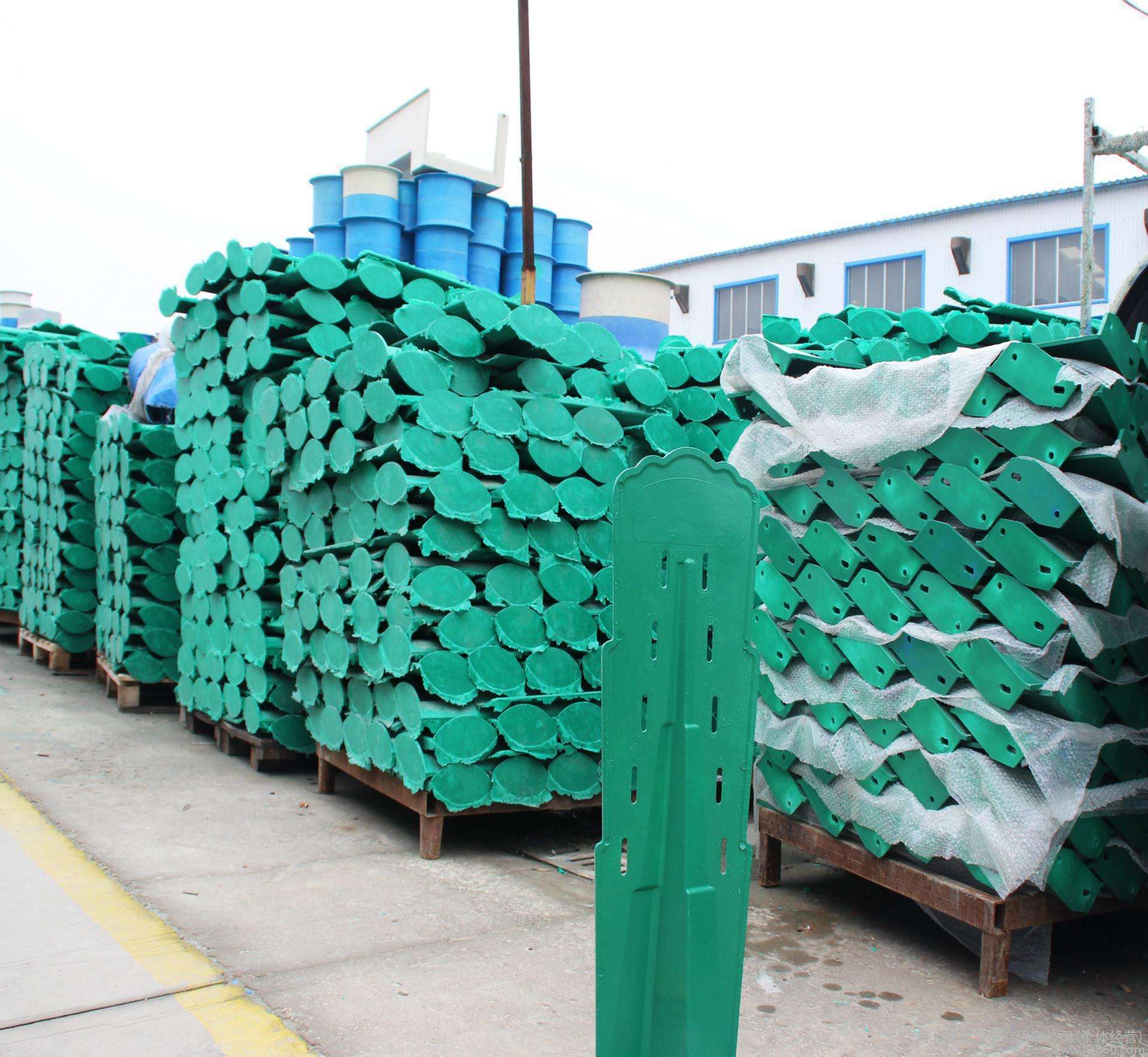 Durable SMC Green Board HDPE anti-glare barrier panel for highways Ideal for road safety projects.