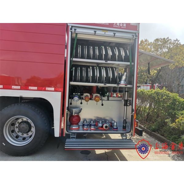 Тележка светлой пены привода 8000L обязанности 4×2 противопожарная с ручным монитором огня