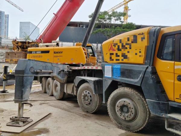 Équipement de levage pliant de 100 tonnes Grue télescopique montée sur camion avec certification ISO9001