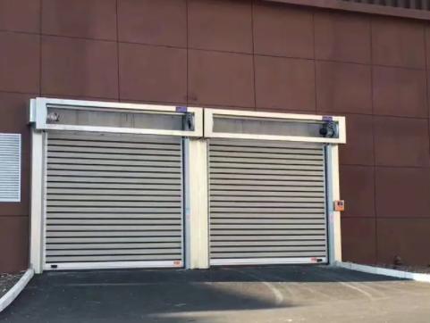 Puerta espiral de alta velocidad transparente de aluminio de alta calidad industrial enrollable aislada personalizada para exteriores, velocidad de cierre de 0,8 m/s, seguridad y eficiencia