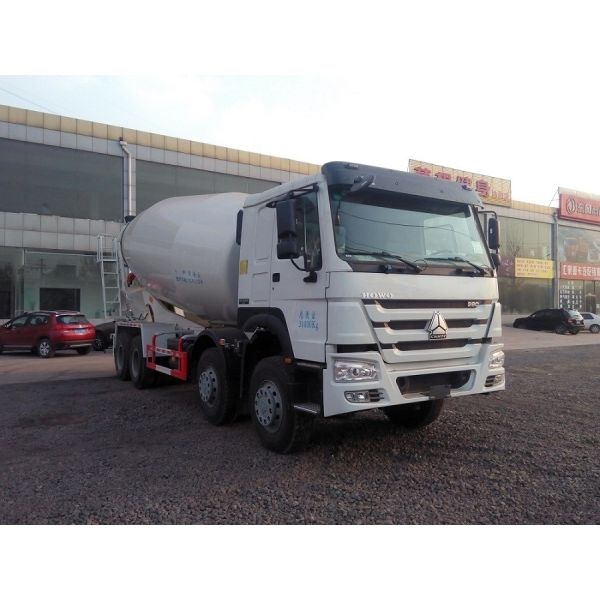 HOWO 9cbm Concrete Mixer Truck 371 HP With Eton Mixer Pump White