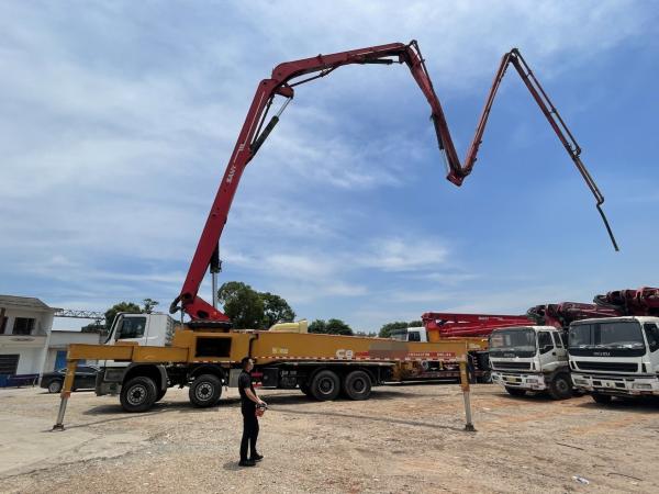 Pompes à béton montées sur un camion 56 mètres Machine utilisée pour la construction de béton pour les projets