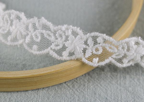 Onda de nylon da guarnição do laço do algodão branco que afia o laço floral do bordado para o vestido nupcial