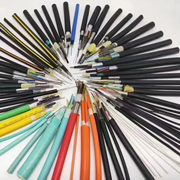 Cable à fibre optique G652D 12 24 48 GYTS à noyau blindé pour l'extérieur