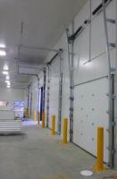 Portas aéreas seccionais isoladas em branco com comando remoto de construção de casca dupla