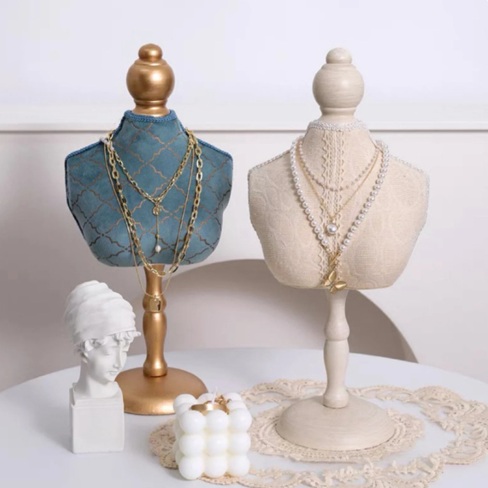 Customized Design Jewelry Display Bust with LED Lighting and Durable Metal Frame for Necklace Display Stand