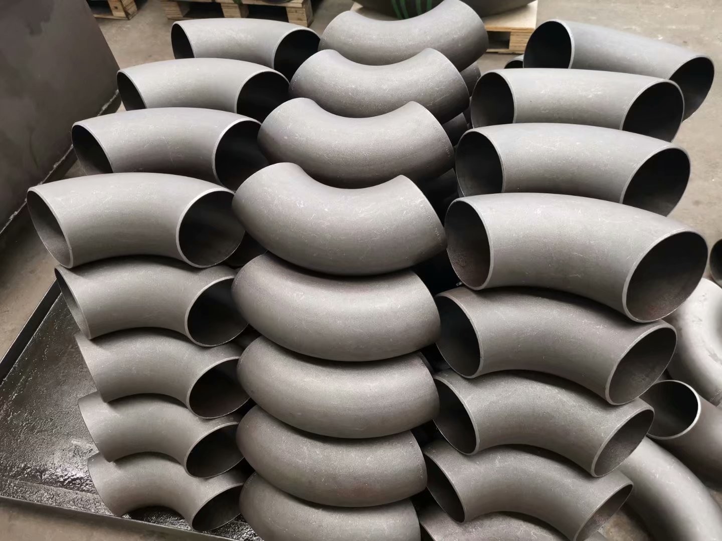 Батт ASME B16.9 сварил локоть черноты штуцеров трубы SCH10 SCH20 STD SCH40 SCH80 стальной