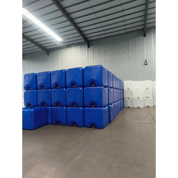 Medium liquid easy to handle bulk container 1000 L IBC chemical storage tank Blue plastic water storage tank