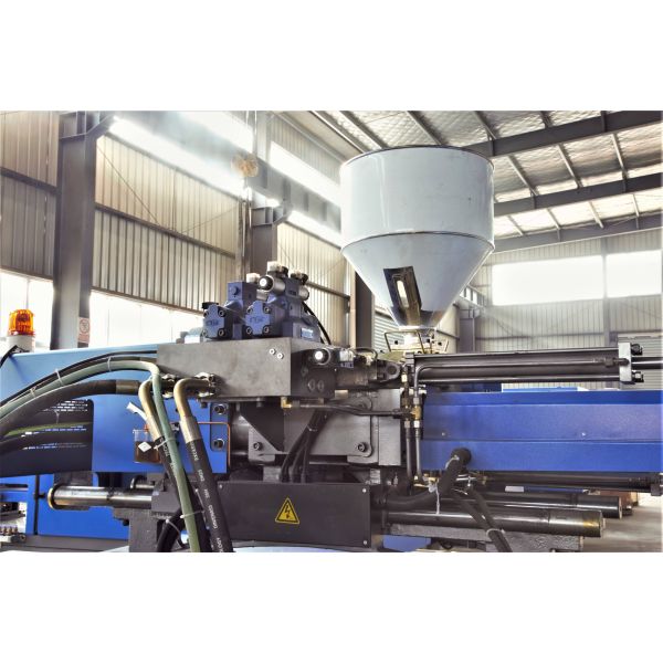 Крышка бутылки отливая пластиковую керамическую машину в форму инжекционного метода литья