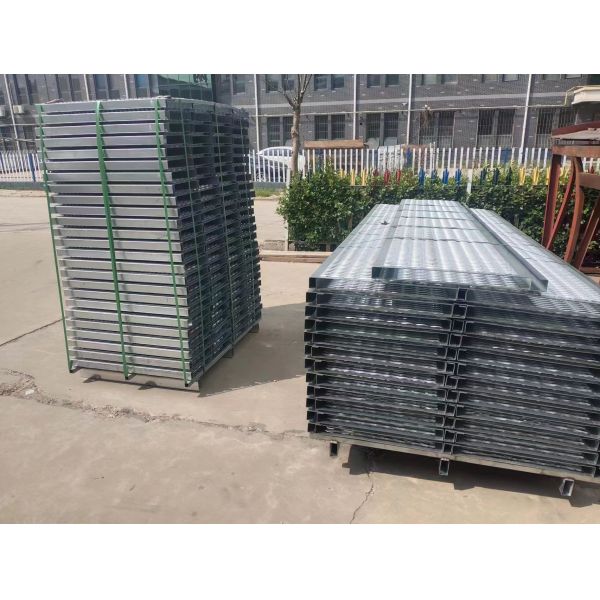 reja de acero galvanizada puntal redondo del apretón del agujero de 2m m para el estándar del EN de la plataforma de la escalera