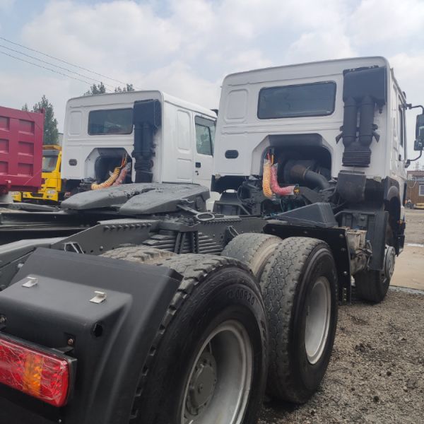 6X4 Drive Wheel Sinotruk HOWO 336HP 371HP Tractor Truck with Customization Option