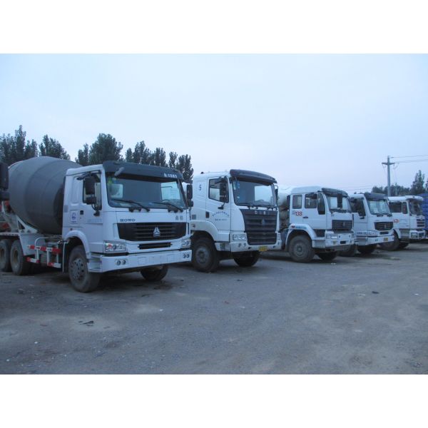 226HP Truck Concrete Mixer , 4x2 Or 6x4 Cement Truck Mixer Diesel Type
